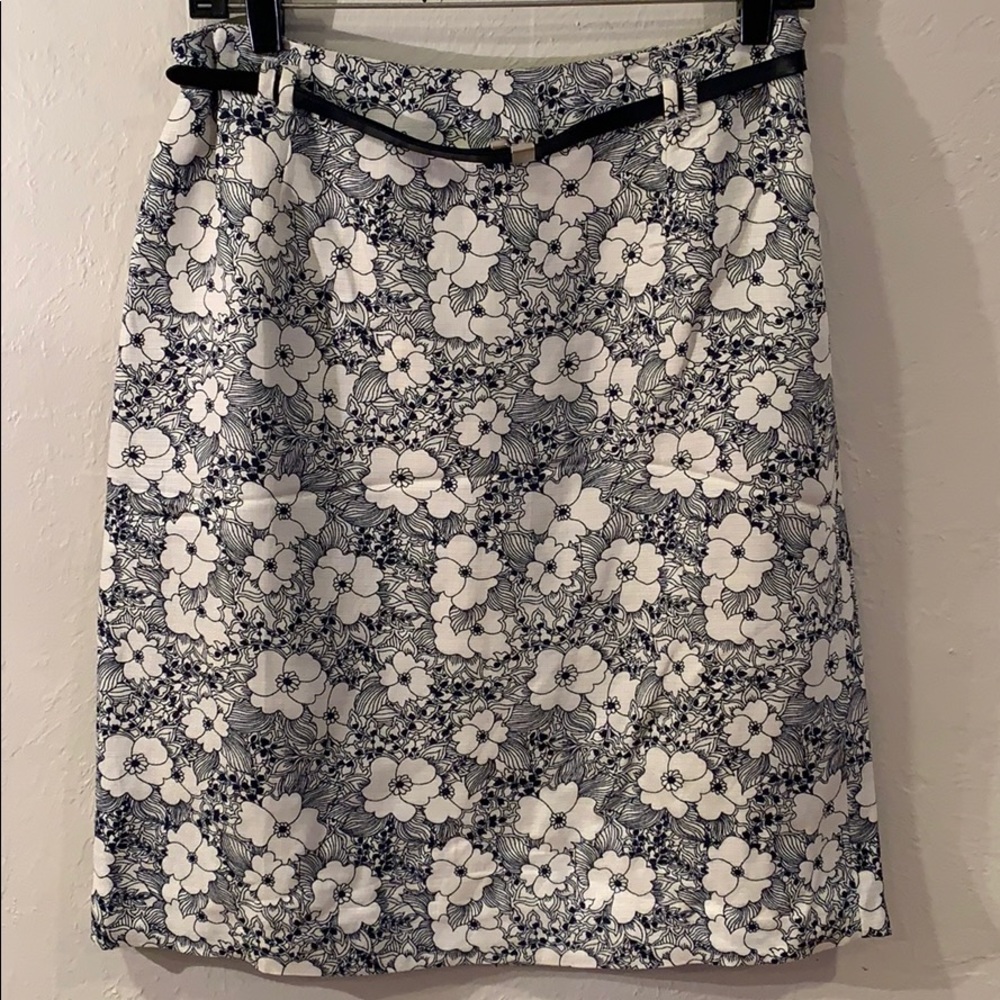 NWT Loft skirt. Cream w/navy flowers. Size 8.